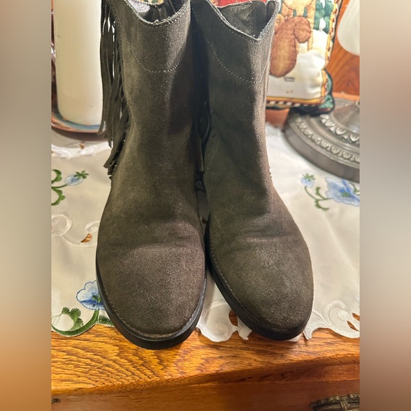 Suede Vera Gomma ankle boots with side zippers and frills - Picture 2 of 10